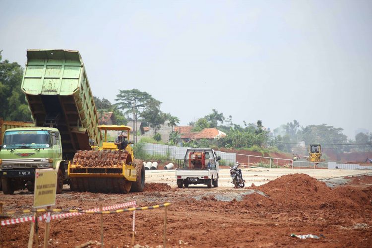 Seorang pekerja terlihat membersihkan alat berat disela proyek pembangunan jalan tol akses Serpong - Kunciran sepanjang 11,20 km di Kawasan Parigi, Serpong, Tangerang Selatan, Banten, Jumat (02/02/2018). Jalan tol  ini merupakan bagian dari jaringan Tol JORR 2 yang nantinya akan menghubungkan Bandara Soekarno Hatta hingga Bitung Tangerang dan diharapkan mampu memecahkan penumpukan serta kemacetan yang ada di tol dalam kota maupun tol JORR.