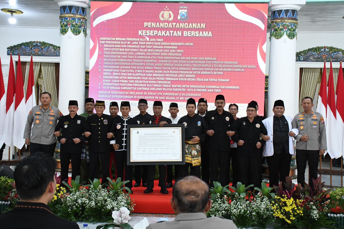 Para ketua perguruan pencak silat menandatangani kesepakatan bersama untuk menjaga kamtibmas pada perayaan suroan di Pendopo Muda Graha Rumah Jabatan Bupati Madiun di Kota Madiun, Jawa Timur, Selasa (27/5/2025).