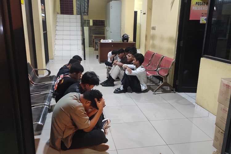 Penampakan belasan remaja yang ditangkap Polsek Pesanggrahan karena konvoi dengan dalih berbagi takjil, Jumat (5/4/2024).
