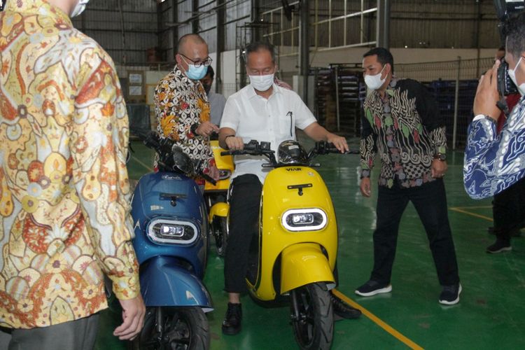 Menteri Perindustrian (Menperin) Agus Gumiwang Kartasasmita melakukan kunjungan kerja di ke PT Triangle Motorindo atau VIAR Motor di Semarang, Jawa Tengah, Jumat (14/10/2022).