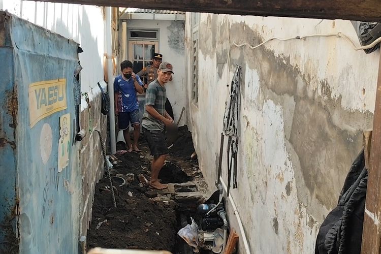 Kuli di Cirebon Kaget Temukan Benda Diduga Granat Saat Gali Saluran Air