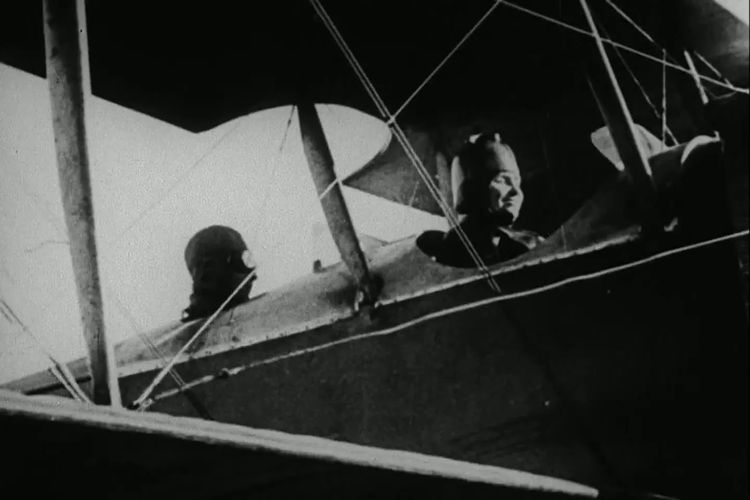 Potret Helen Keller saat menerbangkan pesawat.