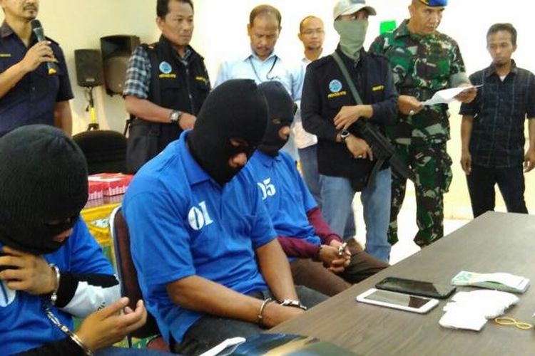MR (kiri), WN Malaysia pelaku penyelundupan sabu-sabu dalam anus diamankan petugas.
