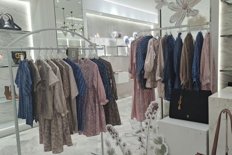 Pameran koleksi kolaborasi Buttonscarves dan Kami, the Kimmonia Series di PIM 3, Jakarta Selatan, Senin (12/2/2024). 