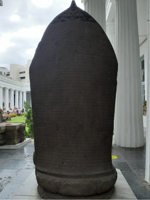 Sisi belakang Prasasti Anjuk Ladang yang disimpan di Museum Nasional Indonesia.