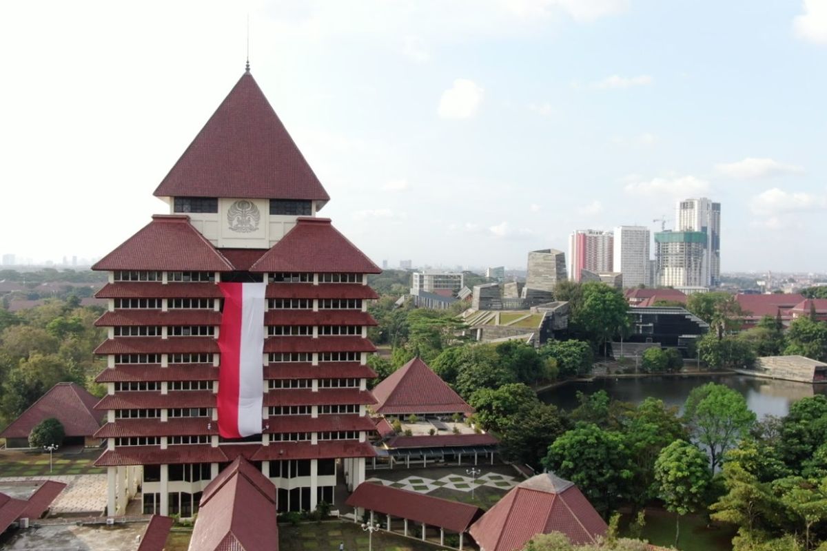 Kain merah putih raksasa membentang di Gedung Rektorat Universitas Indonesia, Depok, Jawa Barat. Pemasangan kain merah putih tersebut dilakukan oleh delapan anggota Unit Kegiatan Mahasiswa (UKM) Mapala UI.