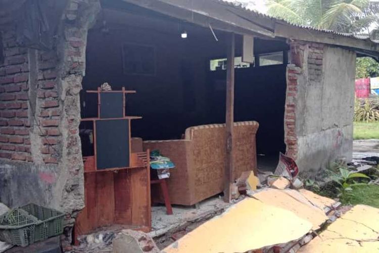 Dinding rumah di Desa Karangbenda, Kecamatan Parigi, Kabupaten Pangandaran, roboh usai guncangan gempa pada Minggu (31/12/2023) siang.