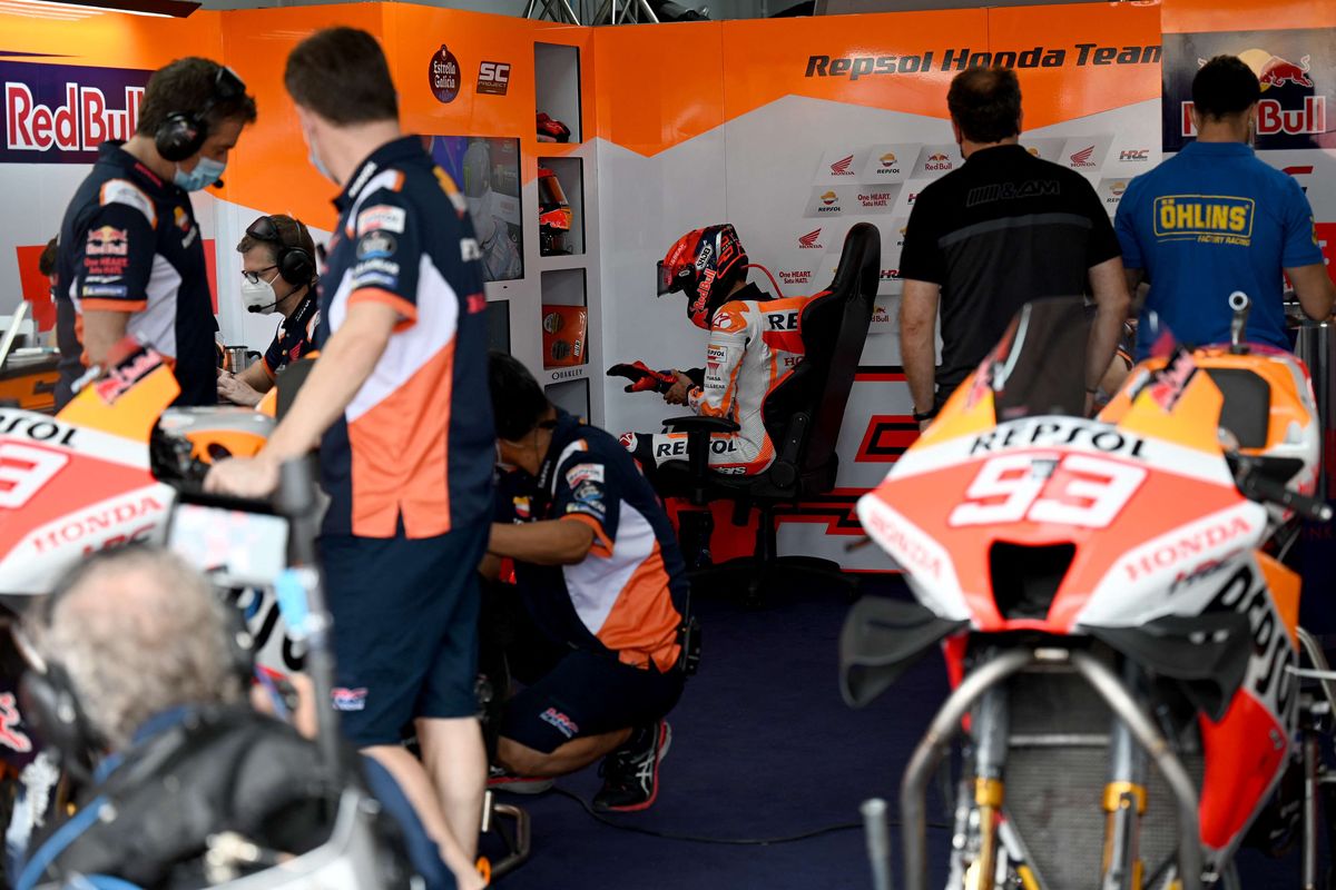 Pebalap tim Repsol Honda Spanyol Marc Marquez (tengah) bersiap untuk balapan saat sesi latihan balapan MotoGP Mandalika di Sirkuit Internasional Mandalika di Kuta Mandalika, Lombok Tengah, Sabtu (19/3/2022).