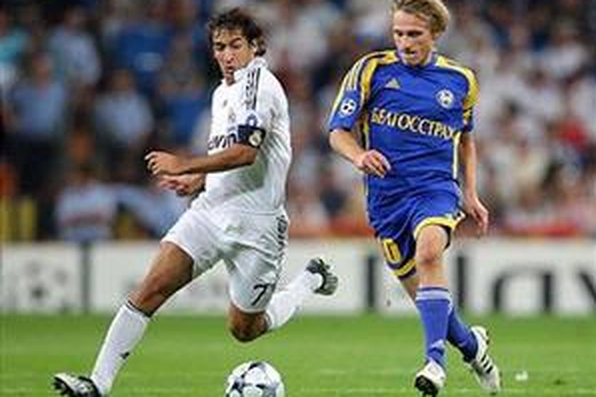 Raul Gonzalez (kiri), tampil kurang mengesankan saat Real Madrid lawan BATE di ajang Liga Champions.