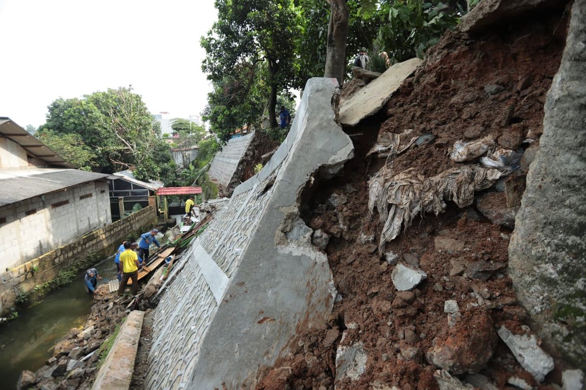Suku Dinas Sumber Daya Air Jakarta Selatan akan merobohkan dan memperbaiki turap-turap di lokasi lereng yang sudah mengalami keretakan. 
