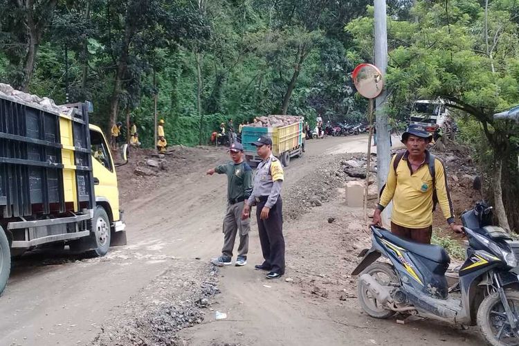 Sejumlah kendaraan terpaksa memutar arah untuk menghindari akses jalan tertutup di jalan transyogi Tanjungsari-Cianjur, Kampung Girijaya RT 08/04, Desa Sirnarasa Kecamatan Tanjungsari, Kabupaten Bogor, Jawa Barat.