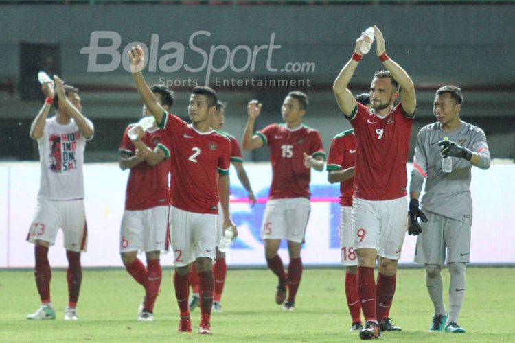 Para pemain timnas Indonesia membalas aplaus penonton seusai pertandingan versus Guyana di Stadion Patriot Candrabhaga, Sabtu (25/11/2017).