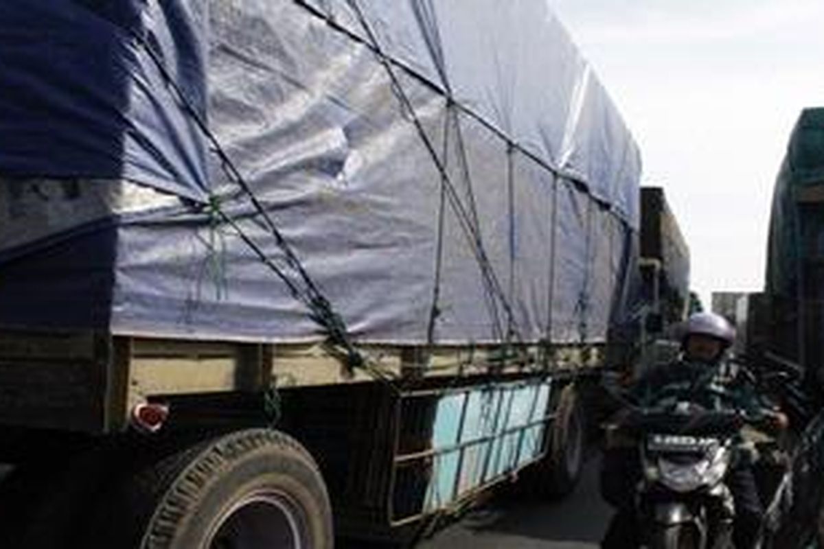 Kemacetan di jalur Pantura akibat perbaikan jembatan bisa sangat panjang dan memakan waktu berjam-jam.