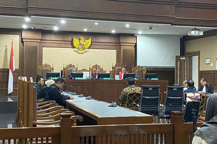 Anggota III nonaktif Badan Pemeriksa Keuangan (BPK), Achsanul Qosasi membacakan nota pembelaannya dalam sidang di Pengadilan Tindak Pidana Korupsi (Tipikor) pada Pengadilan Negeri (PN) Jakarta Pusat, Selasa (28/5/2024).