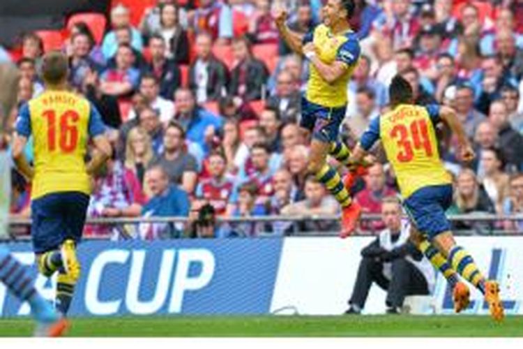 Penyerang Arsenal Alexis Sanchez (tengah) melakukan selebrasi setelah mencetak gol ke gawang Aston Villa pada final Piala FA di Wembley, Sabtu (30/5/2015).