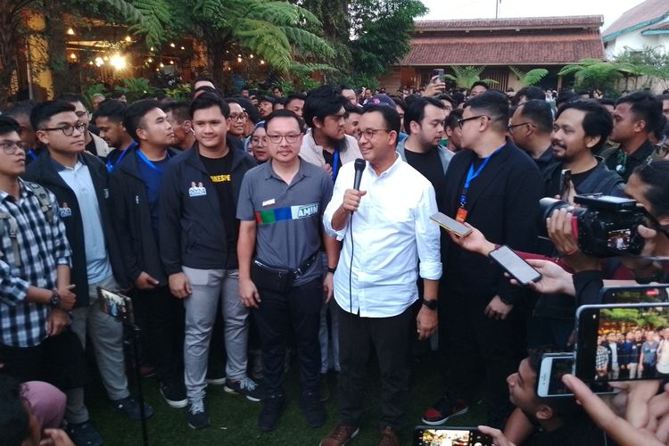 Calon presiden nomor urut 1, Anies Baswedan saat menghadiri acara diskusi 'Desak Anies' di salah satu cafe di Jalan Sulaksana, Kota Bandung, Jawa Barat, Rabu (29/11/2023).