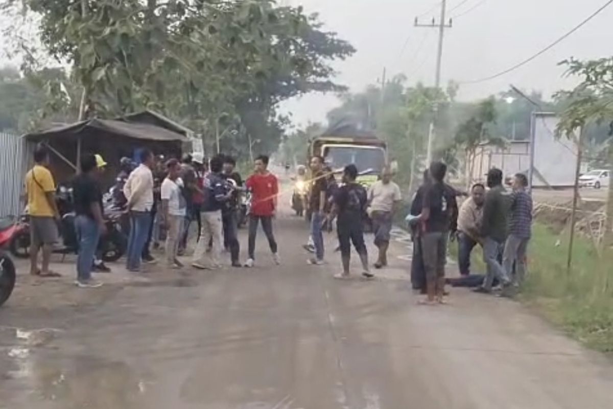 BERKERUMUN—Inilah salah satu potong video kerumunan warga usai terjadi pemukulan terhadap Agus Riyanto dengan tersangka MS, salah satu anggota LSM di Kabupaten Madiun, Jawa Timur.