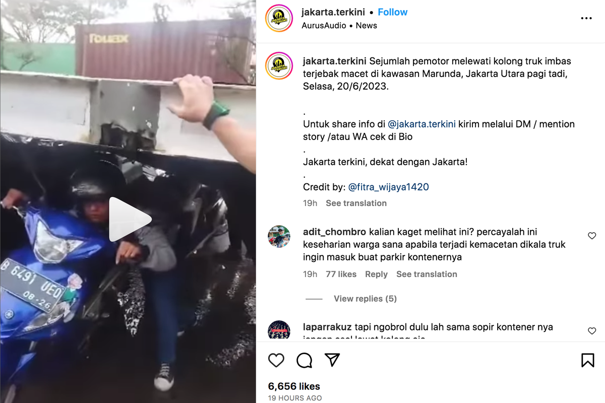 Pengendara motor melewati kolong truk imbas kemacetan di Marunda, Cilincing, Jakarta Utara.