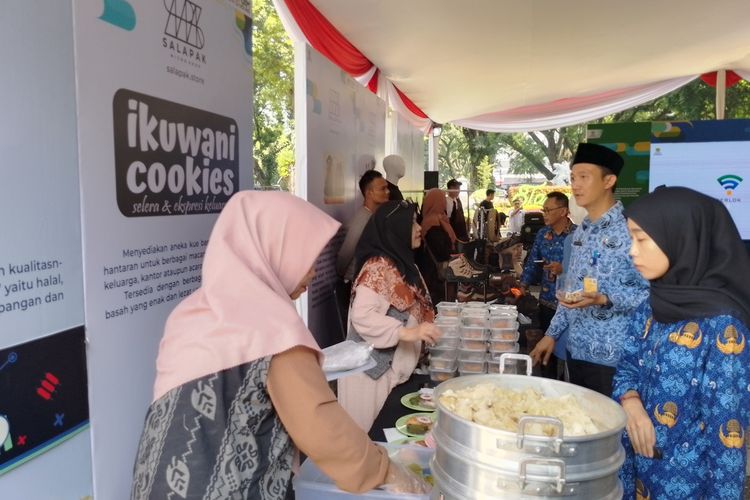 Sejumlah ASN Pemkot Bandung saat berbelanja produk UMKM lokal di acara Serlok di Taman Dewi Sartika area Balaikota Bandung, Jawa Barat, Selasa (19/12/2023).