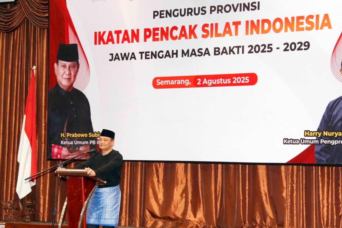 Gubernur Jawa Tengah Ahmad Luthfi saat memberikan sambutan dalam acara Pelantikan Pengurus Provinsi Ikatan Pencak Silat Indonesia (IPSI) Jawa Tengah di Ballroom Poncowati, Hotel Patra, Kota Semarang, Sabtu (2/8/2025).