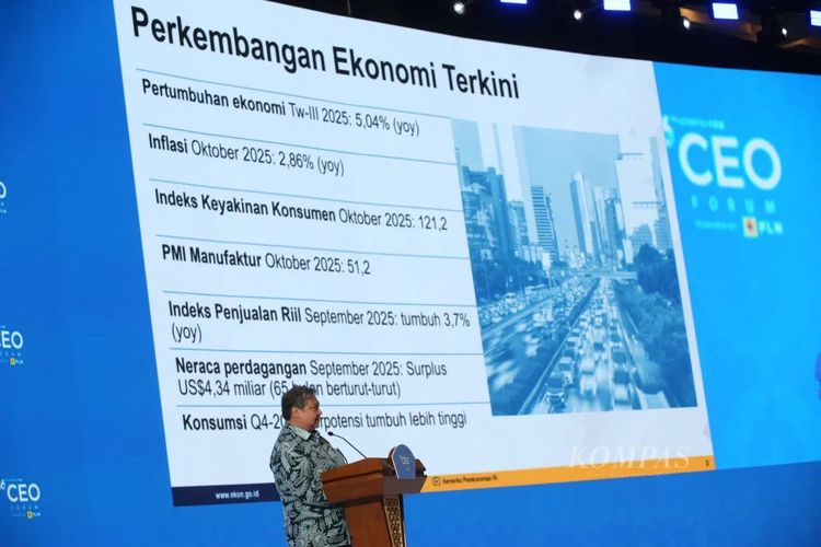 Menteri Koordinator (Menko) Bidang Perekonomian Airlangga Hartarto memaparkan materi dalam acara 16th Kompas100 CEO Forum powered by PLN di ICE BSD, Tangerang, Banten, Rabu (26/11/2025).