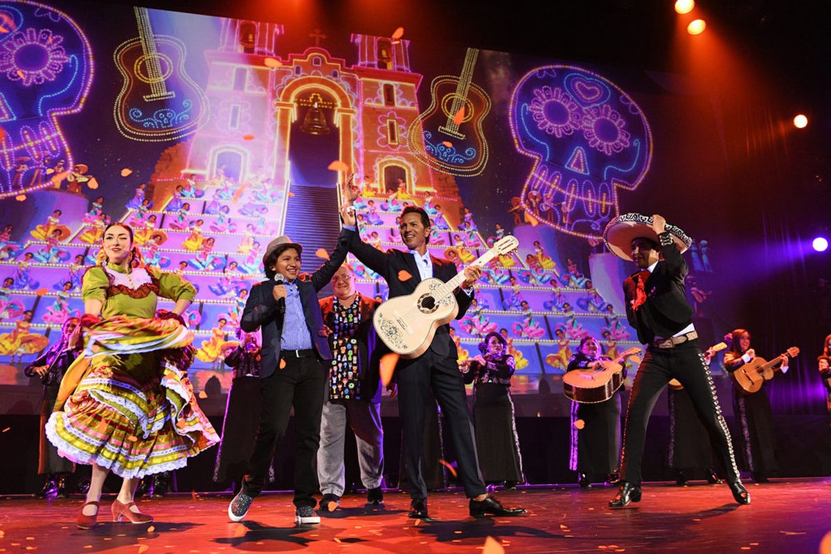 Aktor Anthony Gonzalez dan Benjamin Brett membawakan lagu dari film Coco yang mereka bintangi pada salah satu sesi D23 Expo 2017 di Anaheim, California, Jumat (14/7/2017).