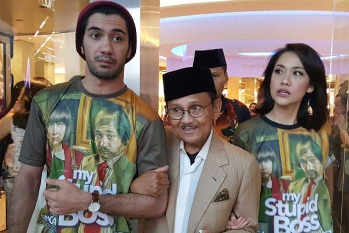 Reza Rahadian dan Bunga Citra Lestari mengapit Presiden RI Ketiga Bacharuddin Jusuf Habibie setelah menonton film My Stupid Boss, di XXI Kota Kasablanka, Tebet, Jakarta Selatan, Sabtu (21/5/2016).