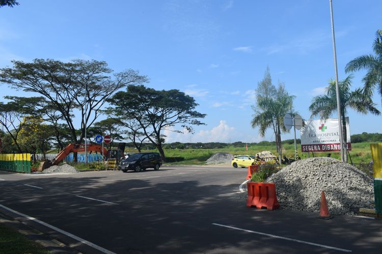Sinarmas Land dan Chandra Asri Group berkolaborasi menggelar aspal plastik di jalan lingkungan Kota Deltamas, Cikarang, Jawa Barat.
