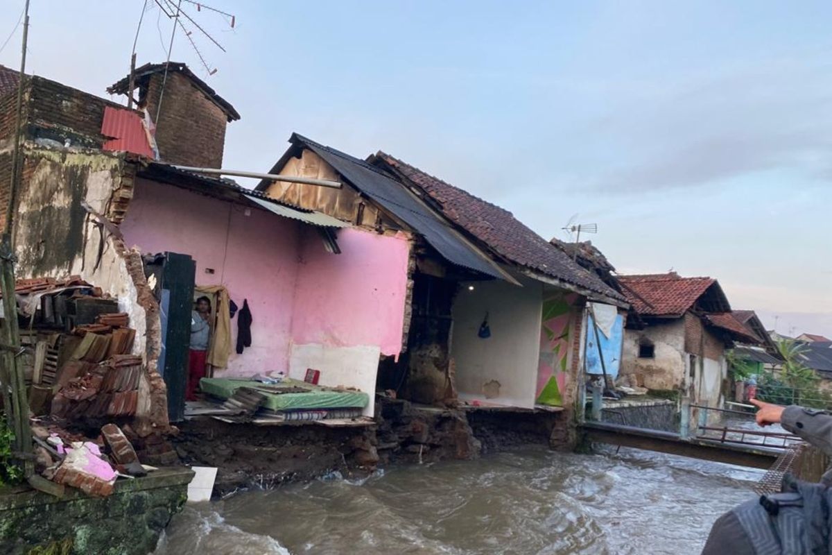 Rumah Ceceng (50) warga Jalan Ampera Kota Tasikmalaya yang bagian kamar belakang rumahnya ambruk terbawa arus sungai akibat meluap saat diguyur hujan deras, Senin (12/9/2022).