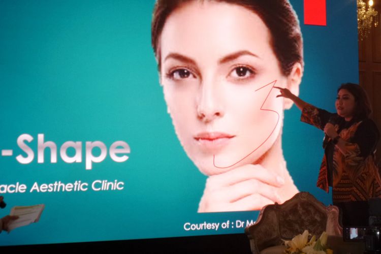 Dr. Ratna Widyaningsih, Dipl. AAAM pada acara peluncuran tren face reshaping terbaru yaitu EShape untuk jadikan bentuk VShape lebih sempurna dan proporsional di kawasan Cikini, Jakarta Pusat, Rabu (22/1/2020).