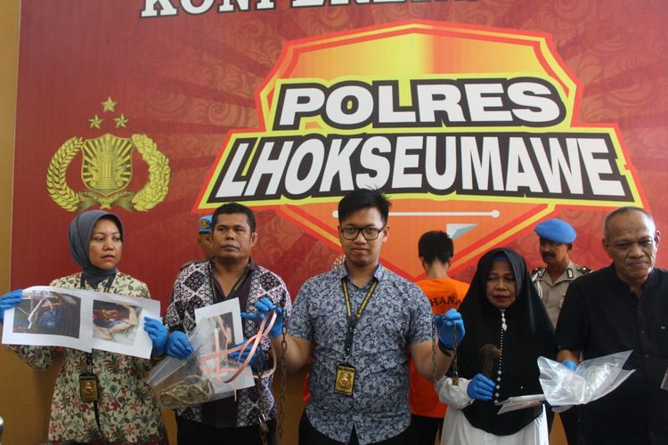 Polisi memperlihatkan orang tua uang menyiksa dan menyuruh anaknya mengemis di Mapolres Lhokseumawe, Jumat (20/9/2019)