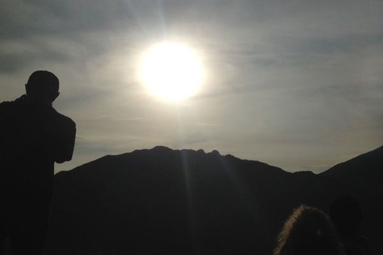 Menikmati matahari pagi di Dataran Tinggi Dieng, Jawa Tengah. Foto diambil pertengahan November 2017.