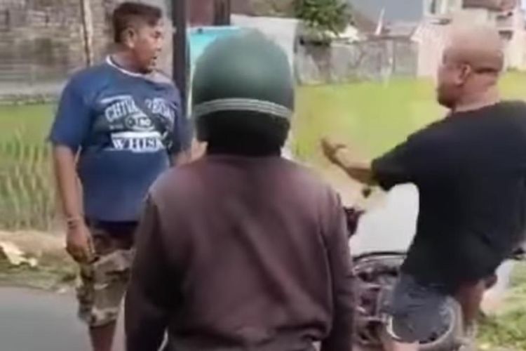 Tangkapan layar video viral yang memperlihatkan bapak-bapak di Ginayar, Bali, berkelahi