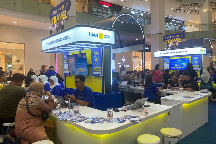 Suasana BCA tiket.com Travel Fair 2023 yang digelar di Main Atrium Mal Gandaria City, Jakarta Selatan, pada Jumat (22/9/2023). 