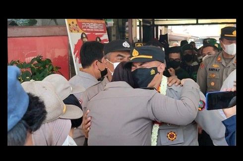 Ucap Salam Perpisahan, Tangis Mantan Kapolsek Percut Sei Tuan Pecah, 