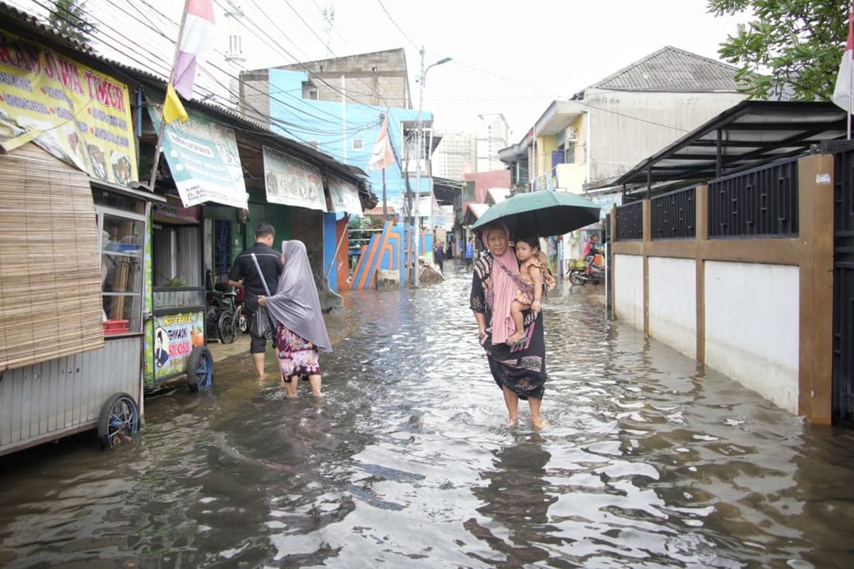 Warga terdampak banjir di Masjid Jami' Baitul Rahman, Rawa Buaya, Jakarta Barat, Sabtu (24/1/2026). 