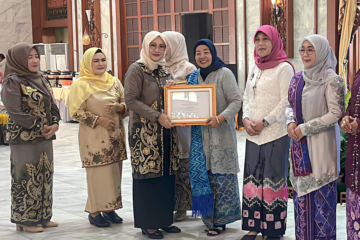 Keterlibatan Perempuan Tinggi, Kabupaten HST Terima Penghargaan PK2D Kategori Utama 2024