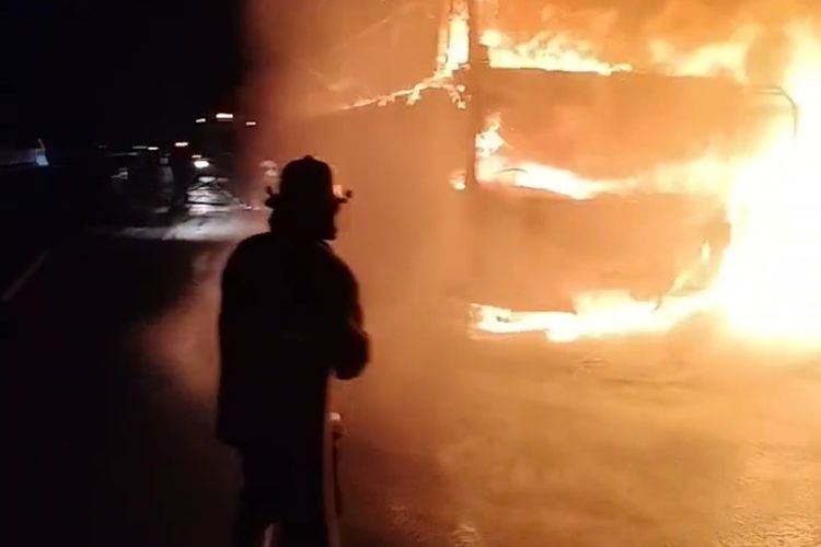 petugas damkar kabupaten Cirebon memadamkan kobaran api yang membakar satu ninit bs