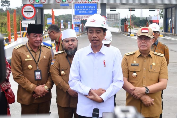 Presiden Joko Widodo memberikan keterangan pers usai meresmikan ruas Bengkulu-Taba Penanjung di Gerbang Tol Bengkulu-Taba Penanjung, Kota Bengkulu, Provinsi Bengkulu, pada Kamis (20/7/2023).