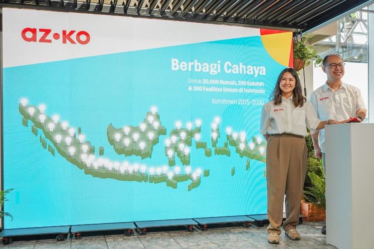 Dari kiri ke kanan, Teresa Wibowo dan Gregory S Widjaja, Direktur PT Aspirasi Hidup Indonesia Tbk dalam seremoni AZKO Berbagi Cahaya. 