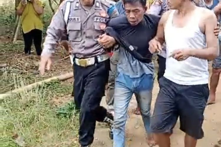 Polisi mengamankan pelaku pencurian 1 karung berisi asam jawa usai dihajar massa. 
