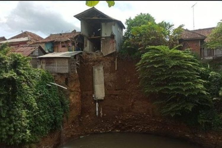 Kondisi rumah milik Ahmad usai tergerus Sungai Cipelang. Kini rumahnya dikosongkan karena terancam roboh. 