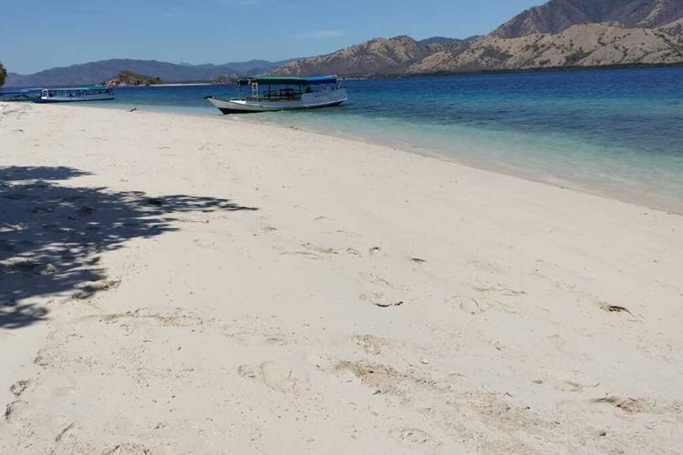 Pulau Rutong di kawasan 17 Pulau Riung, Kecamatan Riung, Kabupaten Ngada, Flores, NTT menjadi salah satu spot destinasi di Pantai Utara di Pulau Flores, Selasa, (20/9/2022). (KOMPAS.com/DOK-PEMANDU WISATA FLORES-YOHANNES YANNI J)