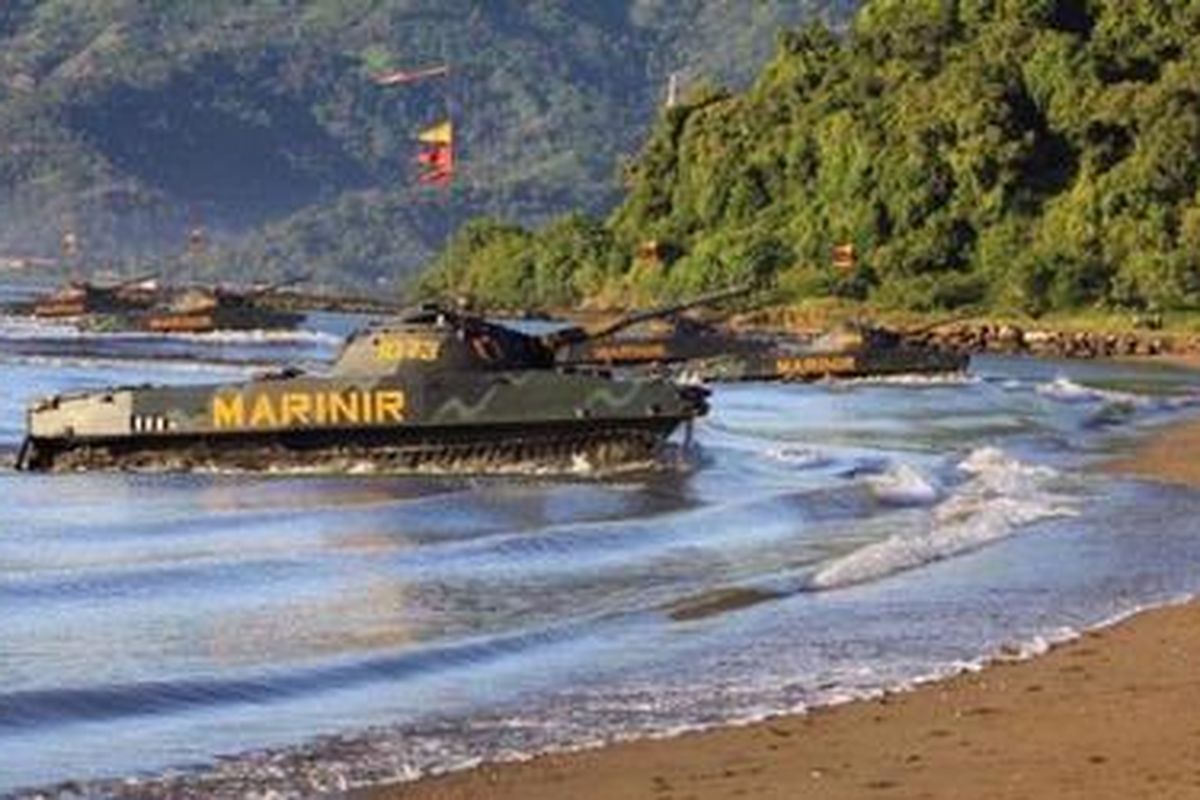 Sejumlah tank amfibi Korps Marinir TNI-AL melakukan pendaratan saat latihan pemantapan terpadu 2010 di pantai Caligi, Lampung, Minggu (7/2/2010). Presiden Susilo Bambang Yudhoyono meninjau dan melihat langsung latihan tersebut. TRIBUN LAMPUNG/FERDIANSYAH