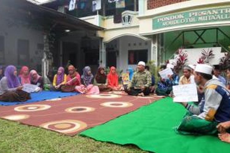 Puluhan santri Pondok Pesantren Roudlotul Mut’aallim Kelurahan Baratan, Kecamatan Patrang, Jember Jawa Timur, Jumat (23/1/2015), menggelar doa bersama agar konflik KPK Vs Polri segera berakhir.