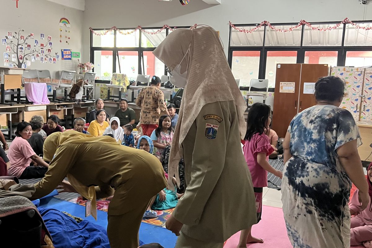 Banjir Rendam Permukiman Kampung Melayu, Warga Mengungsi ke Sekolah