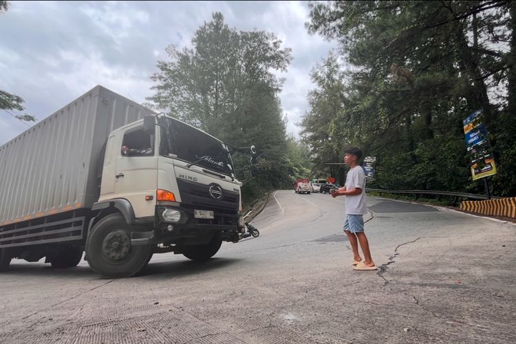 Sindir Rombongan Arteria Dahlan Foto di Sitinjau Lauik, Pengamat: Jalan Raya Bukan Tempat Rekreasi