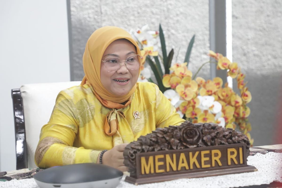 Menaker Ida Fauziyah saat menyaksikan laporan hasil pemeriksaan (LHP) atas laporan keuangan pemerintah pusat (LKPP) hasil audit BPK RI Tahun 2020 melalui video conference di kediamannya, Jakarta, Jumat (25/6/2021).
