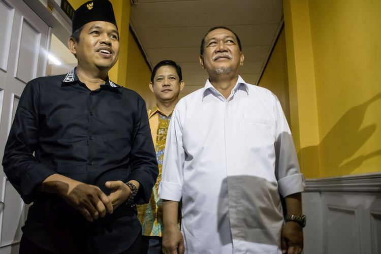 Wakil Gubernur Provinsi Jawa Barat Deddy Mizwar (kanan) berjalan bersama Ketua DPD Partai Golkar Jawa Barat Dedi Mulyadi (kiri) dan Wakil Ketua MQ Iswara (tengah), saat melakukan kunjungan di Kantor DPD Partai Golkar Jawa Barat, Bandung, Jawa Barat, Senin (6/11). Deddy Mizwar melakukan safari politik dengan berkunjung ke kantor-kantor pengurus partai politik sebagai bagian dari upayanya menjalin silaturahim sebagai pembina partai politik di Jawa Barat..  ANTARA FOTO/Novrian Arbi/ama/17