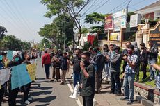 Massa Geruduk Kantor Kejaksaan Negeri Kota Batu Jelang Sidang Kasus Kekerasan Seksual Sekolah SPI